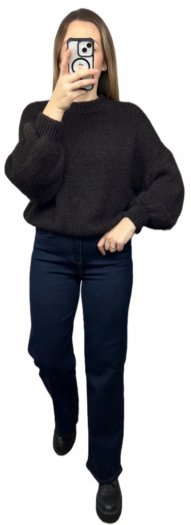 stylizacja czekoladowy sweter CLOUDY i jeansy