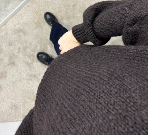 detal materiału czekoladowego swetra CLOUDY kid moher