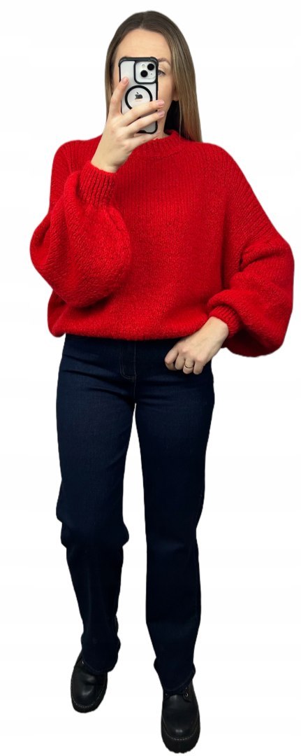 stylizacja czerwony sweter CLOUDY i jeansy