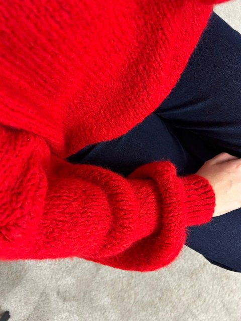 detal materiału czerwonego swetra CLOUDY kid moher