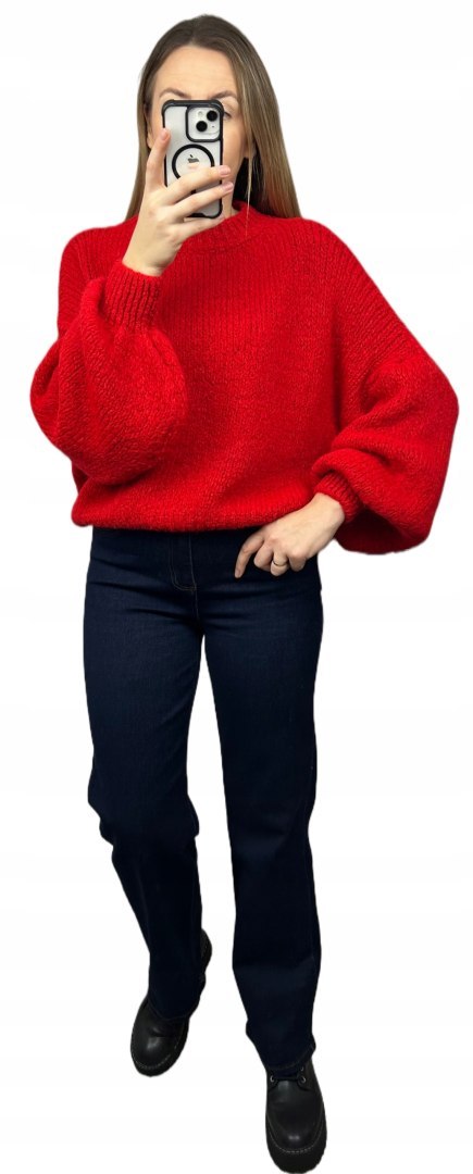 sweter CLOUDY czerwony w ruchu, codzienna stylizacja