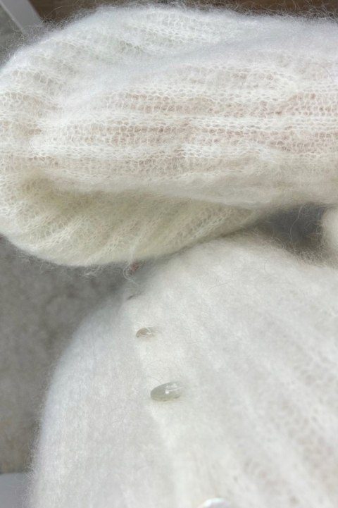 detal materiału swetra SOFT BELL śmietanka