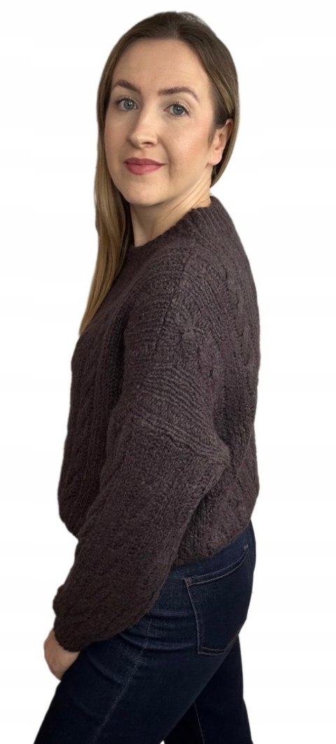 sweter z warkoczami czekoladowy bok