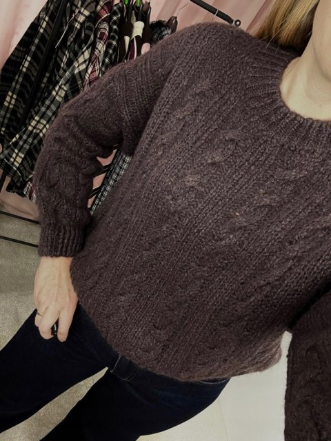 sweter z warkoczami czekoladowy zbliżenie splotu