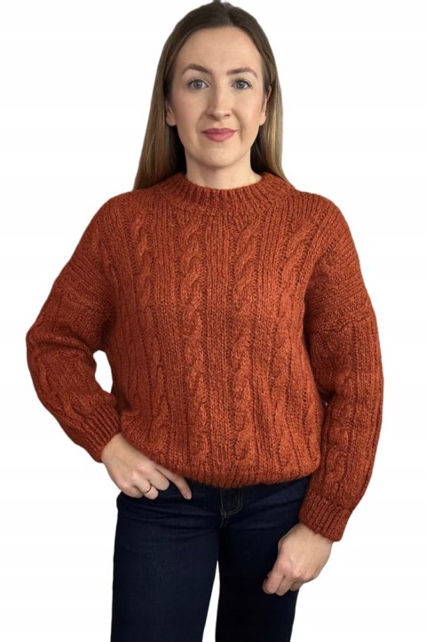 sweter z warkoczami dyniowy na sylwetce