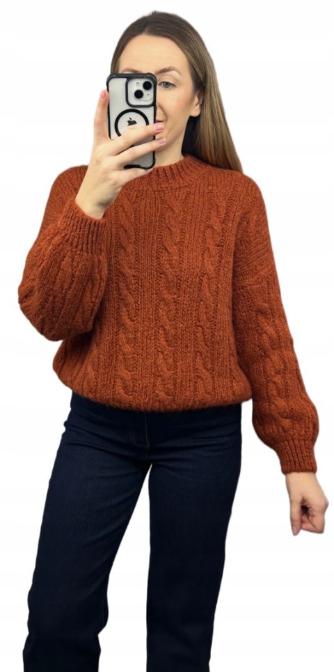 sweter z warkoczami dyniowy na sylwetce