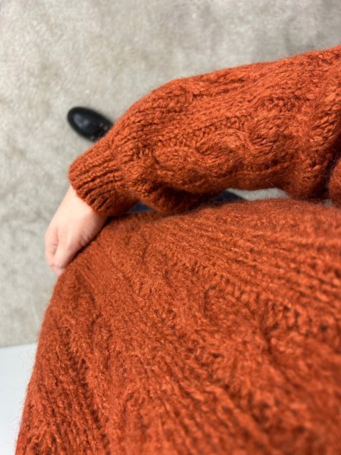 sweter z warkoczami dyniowy zbliżenie splotu