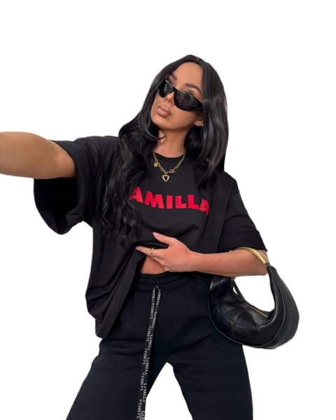 Modelka w czarnym t-shircie LAMILLA bawełna pętelkowa