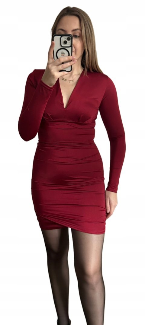 bordowa sukienka mini z dekoltem V na modelce