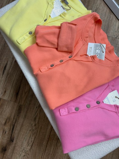 zbliżenie na bluzki prążkowane Michelle