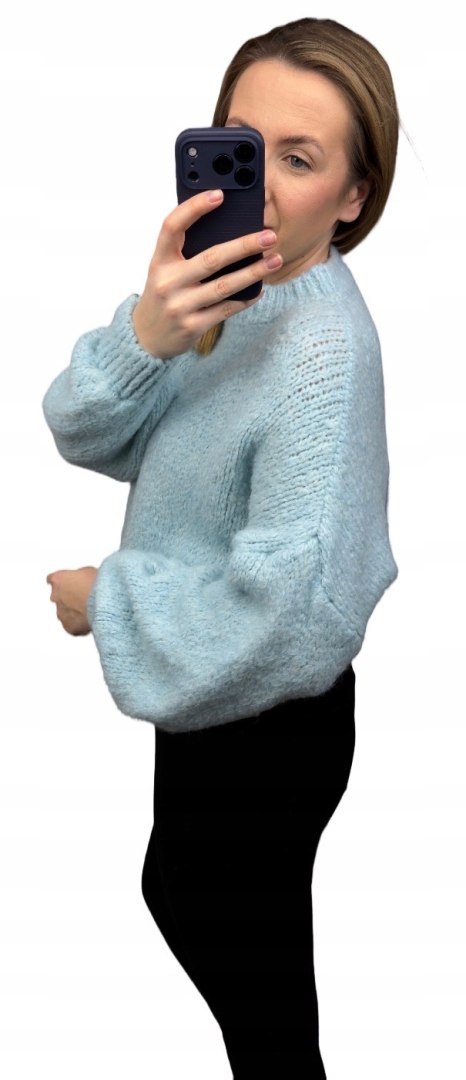 miękki błękitny sweter oversize na wiosnę chmurka