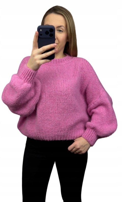 miękki różowy sweter oversize na wiosnę