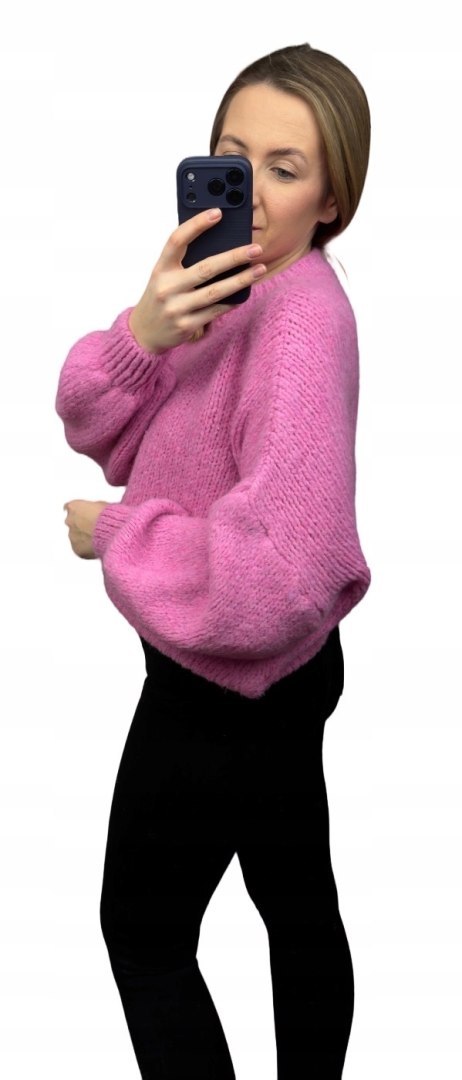 bestsellerowy sweter CLOUDY w kolorze pastelowego różu bokiem