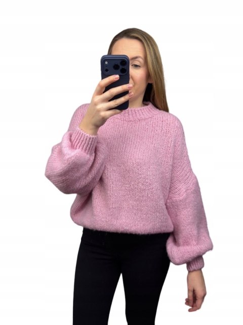 miękki sweter oversize w kolorze pudrowego różu