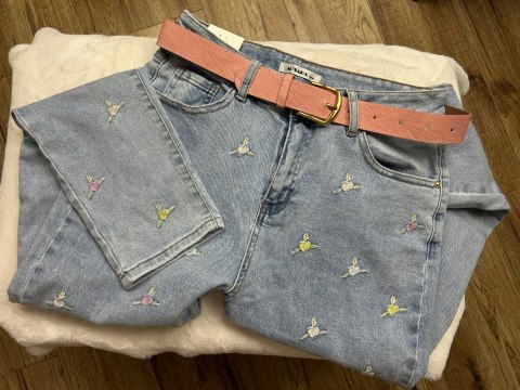 Jeansy spodnie jeansowe jeans haft kwiaty kwiatki pasek mom jeans M.Sara S Jeansy spodnie jeansowe jeans haft kwiaty kwiatki pasek mom jeans M.Sara S